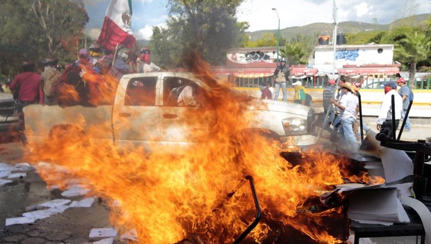 Des manifestants mettent le feu au siège local du ministère de l'Education, le 12 novembre 2014 à Chilpancingo, au Mexique