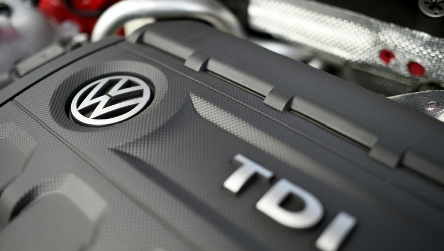 Le logo de Volkswagen sur un moteur diesel d'une voiture du constructeur