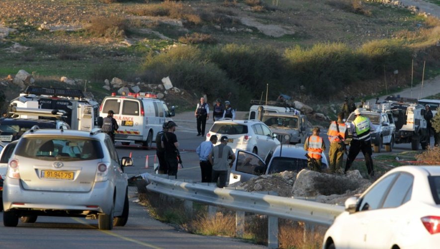 Des soldats israéliens sur les lieux d'un attentat qui a fait deux morts israéliens, le père et son fils, le 13 novembre 2015 près de la colonie d'Otniel, près d'Hébron, en Cisjordanie