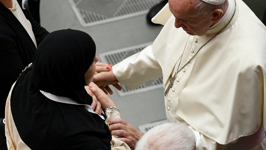 Le pape François salue des proches de victimes de l'attentat de Nice, le 24 septembre 2016 au Vatican