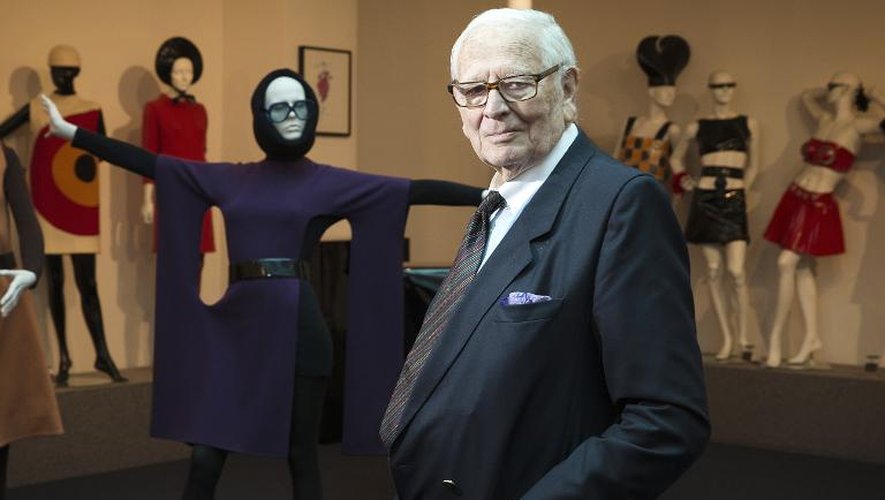 Le couturier français Pierre Cardin le 4 novembre 2014 dans son nouveau musée à Paris baptisé "Passé-Présent-Futur"