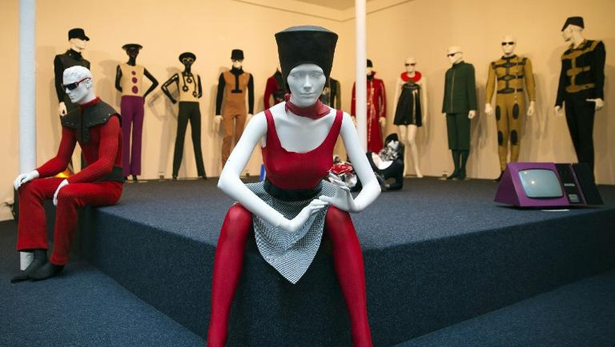 Des modèles de Pierre Cardin présentés dans le nouveau musée du couturier à Paris, le 4 novembre 2014