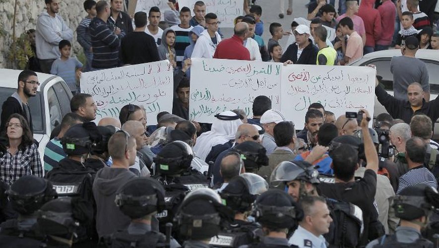Manifestation de Palestiniens à l'entrée du quartier d'Essaouiya, à Jérusalem-Est, le 12 novembre 2014