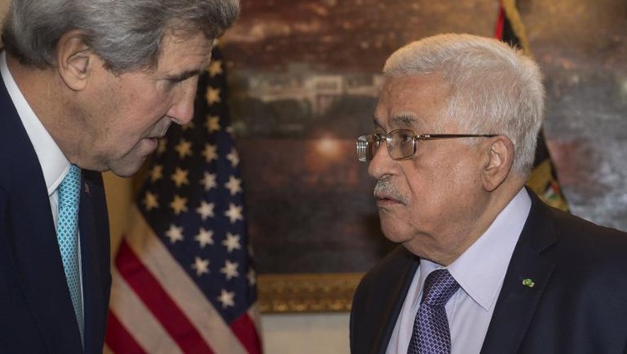 Le secrétaire d'Etat américain John Kerry (g) et le président palestinien Mahmoud Abbas, le 13 novembre 2014 à Amman, en Jordanie