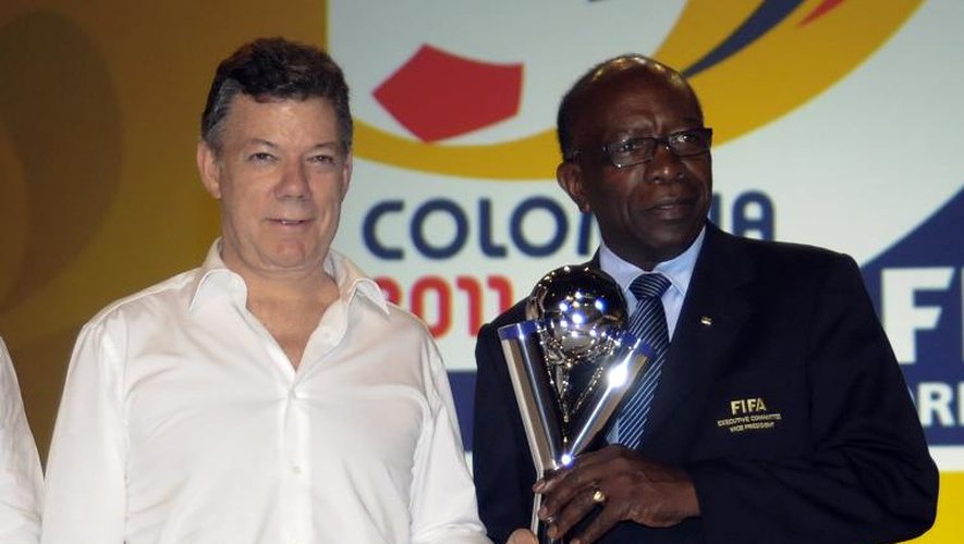 L'ancien vice-président de la Fifa Jack Warner (G) et le président colombien Juan Manuel Santos, à Cartagène lors de la Coupe du monde des moins de 20 ans, le 27 avril 2011