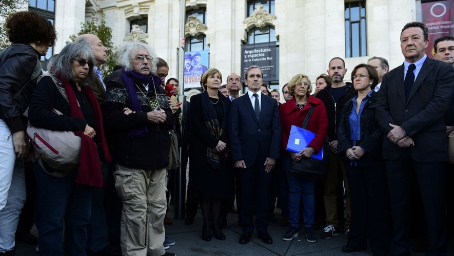 L'ambassadeur de France en Espagne Yves Saint Geours et la maire de Madrid Manuel Carmena observent une minute de silence.