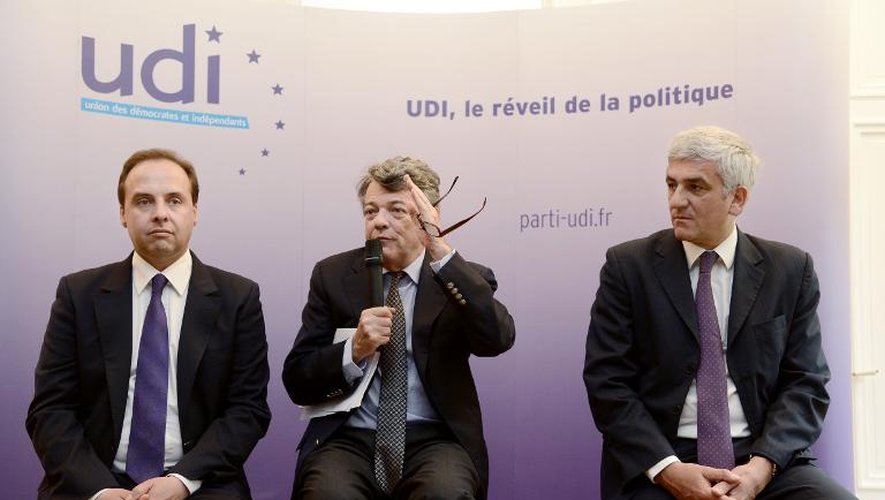l'ancien président de l'UDI Jean-Louis Borloo entouré de Jean-Christophe Lagarde (g) et Hervé Morin (d) lors d'un point presse à Paris le 6 mai 2013
