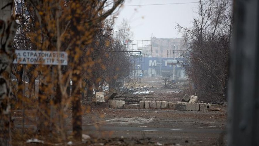 L'aéroport détruit vu du quartier d'Oktyaber au nord-ouest de Donetsk, le 13 novembre 2014
