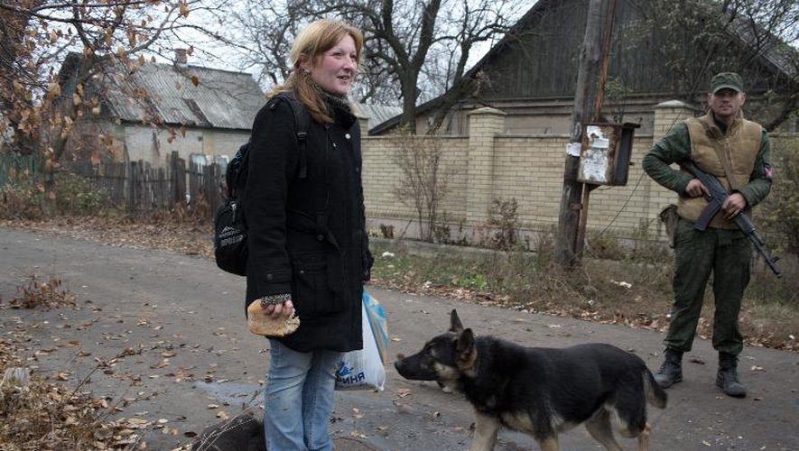 Une habitante du quartier d'Oktyaber venue nourrir ses animaux domestiques, au nord-ouest de Donetsk, le 13 novembre 2014