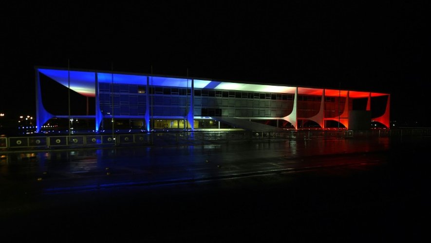 Le palais Planalto illuminé aux couleurs du drapeau français à Brasilia le 14 novembre 2015