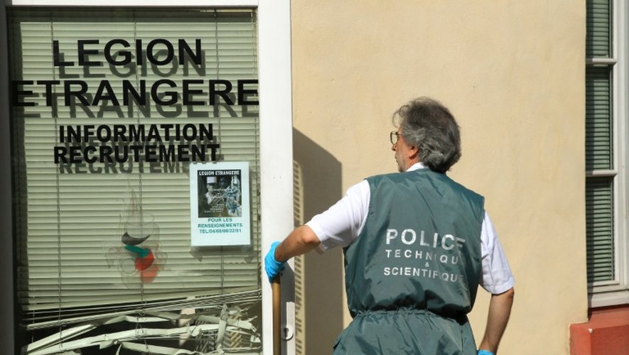 La police scientifique inspecte le bureau de la Légion étrangère, le 5 août 2013 à Perpignan, là où l'adjudant-chef Benitez a été retrouvé pendu