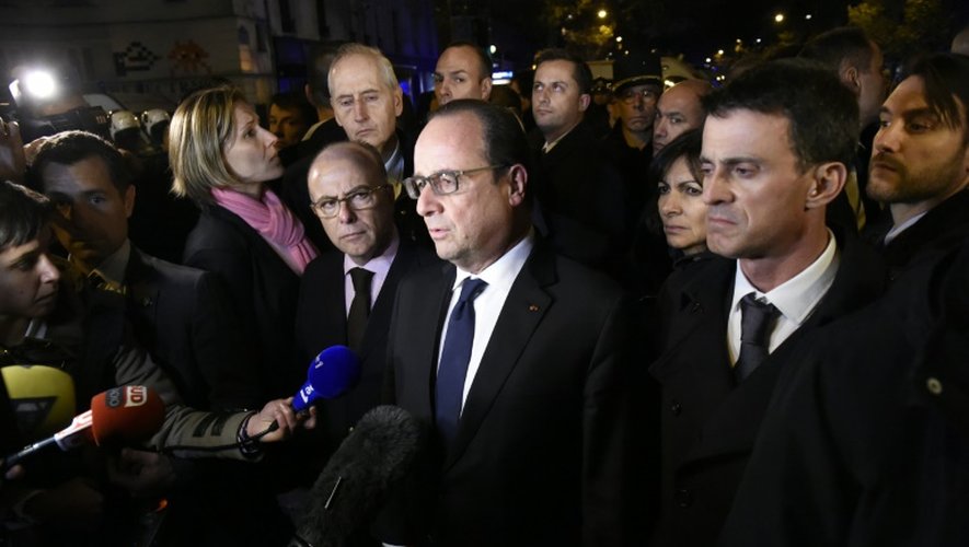 Le président Francois Hollande entre le ministre de l'Intérieur Bernard Cazeneuve et le Premier ministre Manuel Valls le 14 novembre 2015 devant le Bataclan à Paris