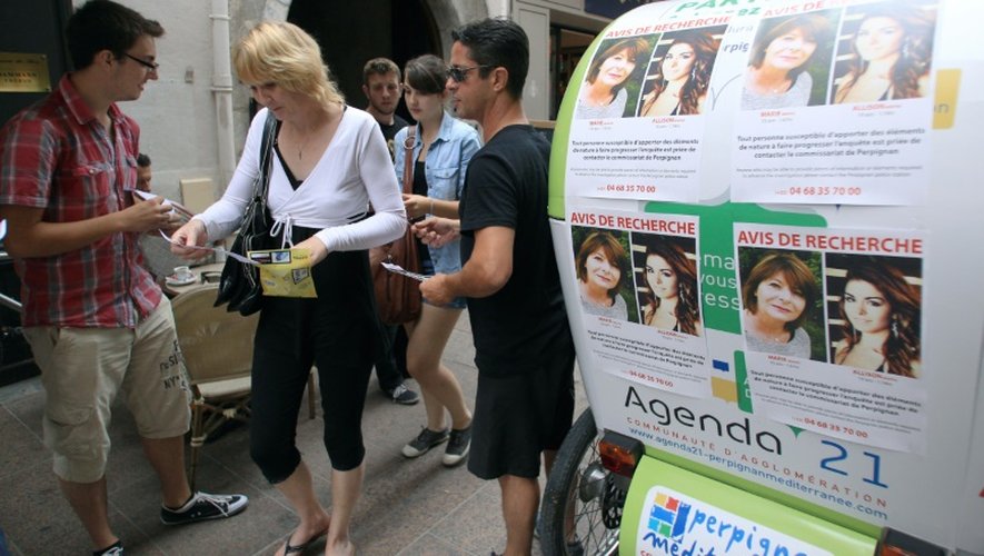 Des amis d'Allison Benitez distribuent des avis de recherches de leur amie et de sa mère Marie-Josée, le 7 août 2013 à Perpignan