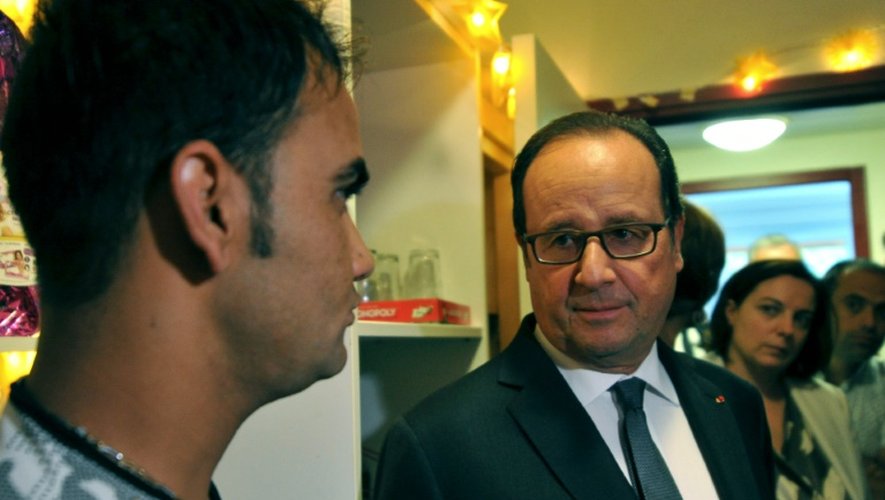 François Hollande avec un Afghan lors d'une visite dans un centre d'accueil et d'orientation (CAO) le 24 septembre 2016 à Tours