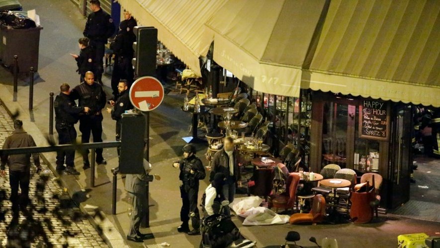 Des victimes allongées sur le sol après les attaques terroristes le 13 novembre 2015 à Paris
