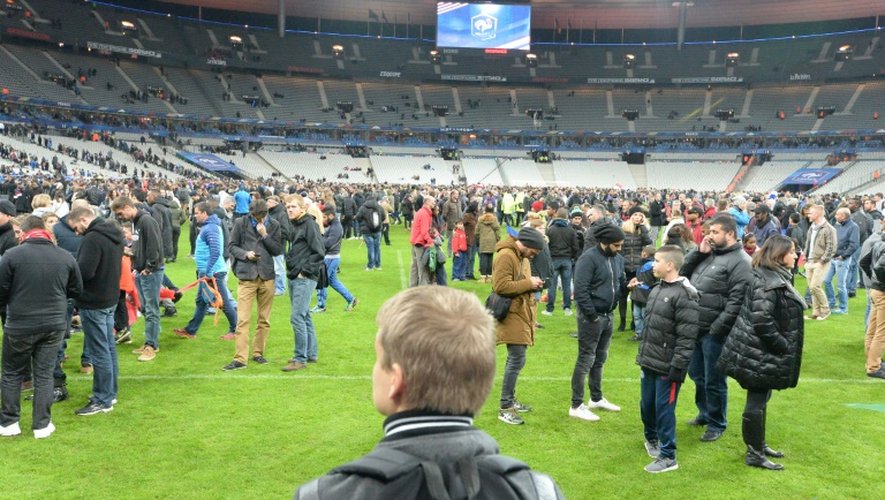 La pelouse du Stade de France envahie par les spectateurs après les attaques terroristes le 13 novembre 2015 à Saint-Denis
