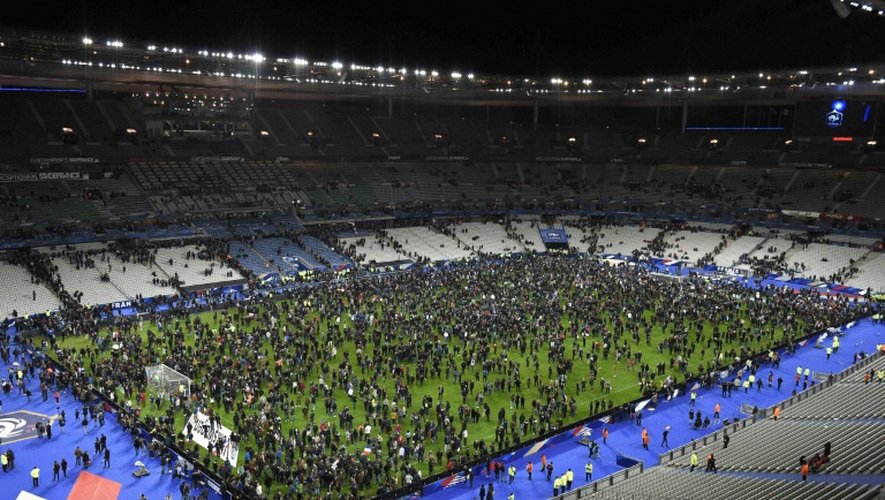 La pelouse du Stade de France, à Saint-Denis, occupée par les spectateurs du match amical France-Allemagne, après les attaques de Paris, le 13 novembre 2015