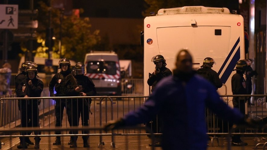 Les forces de l'ordre aux abords du Stade de France, à Saint-Denis, après les attaques de Paris, le 13 novembre 2015