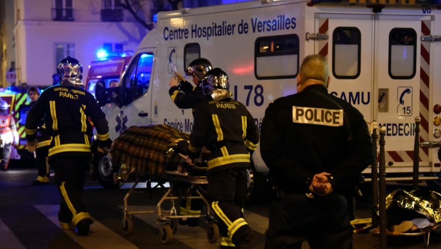 Des pompiers évacuent une personne blessée lors de l'attaque terroriste contre la salle du Bataclan, le 13 novembre 2014 à Paris