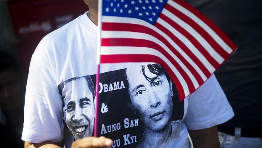 Une femme porte un tee-shirt à l'effigie d'Obama Aung San Suu Kyi le 14 novembre 2014 à Rangoun