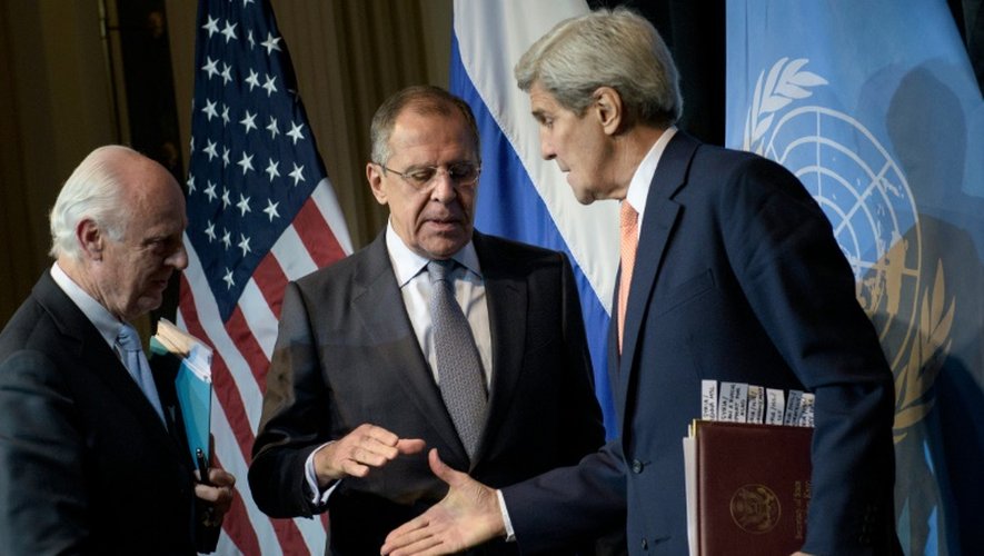 L'envoyé spécial de l'ONU pour la Syrie, Staffan de Mistura (g), le ministre russe des Affaires étrangères, Sergueï Lavrov (c) et son homologue américain John Kerry, le 30 octobre 2015 à Vienne, en Autriche