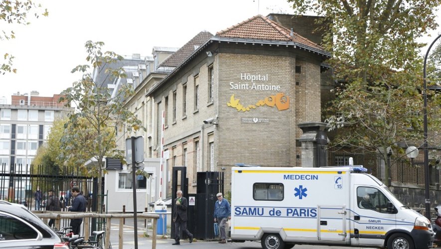Une ambulance à la sortie de l'hôpital Saint-Antoine à Paris