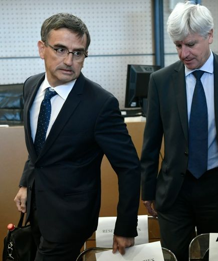 Le directeur des ressources humaines d'Air France, Xavier Broseta (à gauche,) et celui de l'activité long courrier, Pierre Plissonnier, dont les chemises avaient été arrachées, à leur arrivée dans la salle d'audience du tribunal de Bobigny