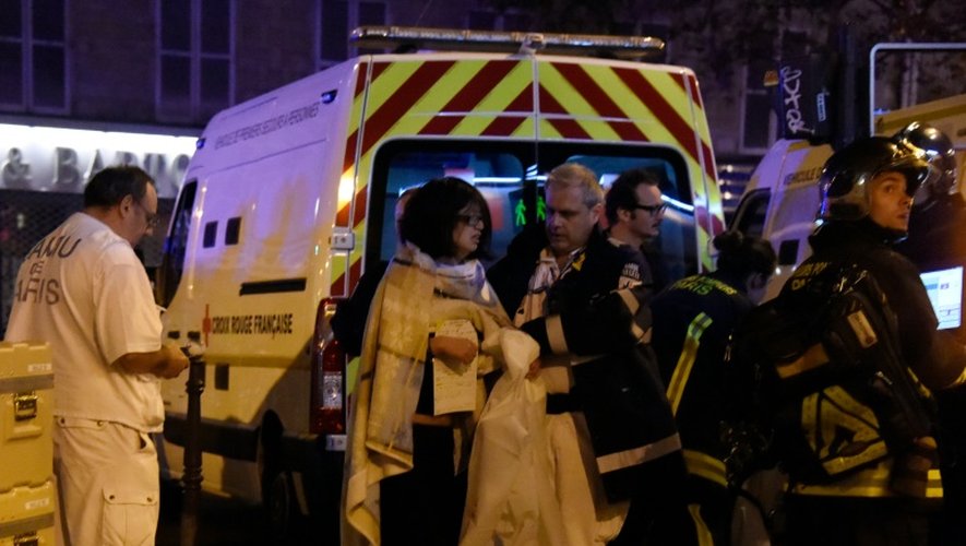 Des personnes blessées lors de l'attaque terroritse au Bataclan le 13 novembre 2015 à Paris