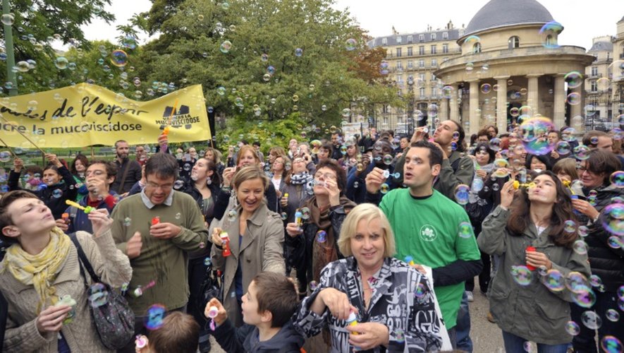 Partie géante de bulles de savon, le 25 septembre 2010 à Paris, dans le cadre des Virades de l'espoir organisées en France au profit de la lutte contre la mucoviscidose