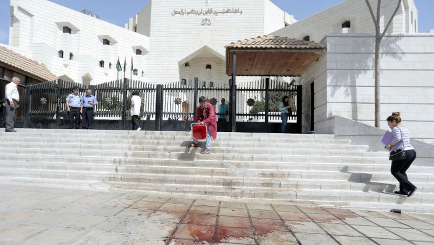 Une mare de sang à l'endroit où l'écrivain Nahed Hattar a été assassiné le 25 septembre 2016 devant un tribunal d'Amman