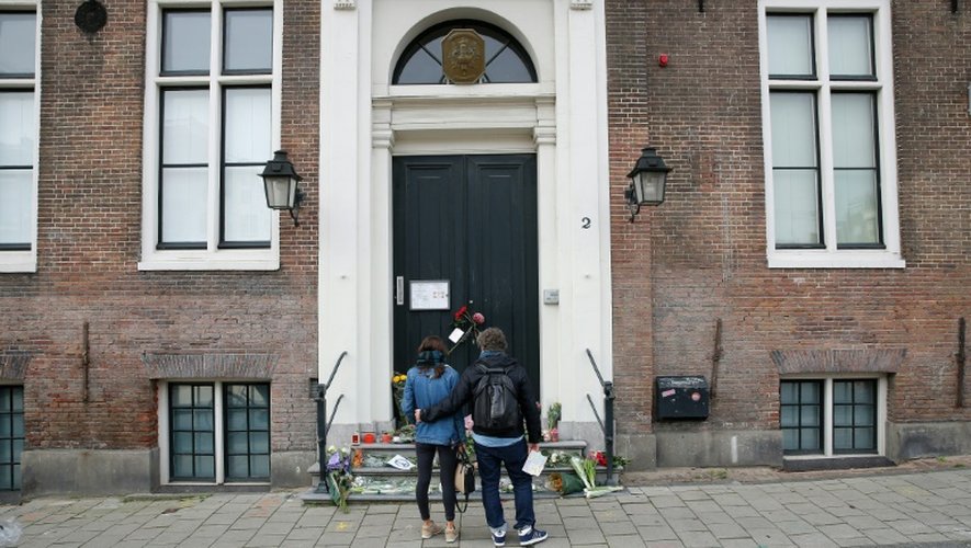 Deux personnes se recueillent devant le consulat de France à La Haye, le 14 novembre 2015