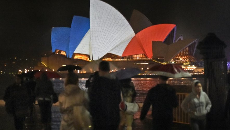 L'opéra de Sydney, en Australie, illuminé aux couleurs de la France touchée par le terrorisme, le 14 novembre 2015