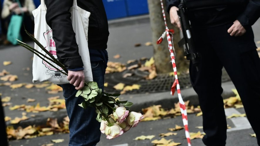 Un passant apporte des fleurs rue de Charonne le 14 janvier 2015 à Paris