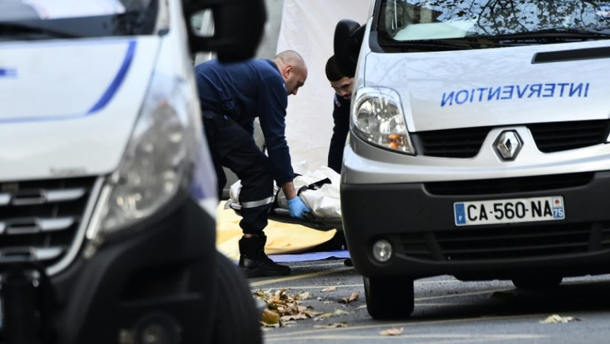 Le corps d'une victime des attaques terroristes évacué le 14 novembre 2014 rue de Charonne à Paris
