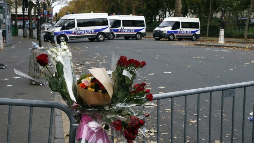 Des fleurs déposées près du Bataclan le 14 novembre 2015 à Paris