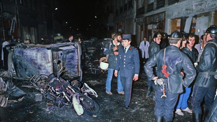 Des pompiers et des policiers sur les lieux de l'attentat contre la synagogue de la rue Copernic, à Paris, le 3 octobre 1980