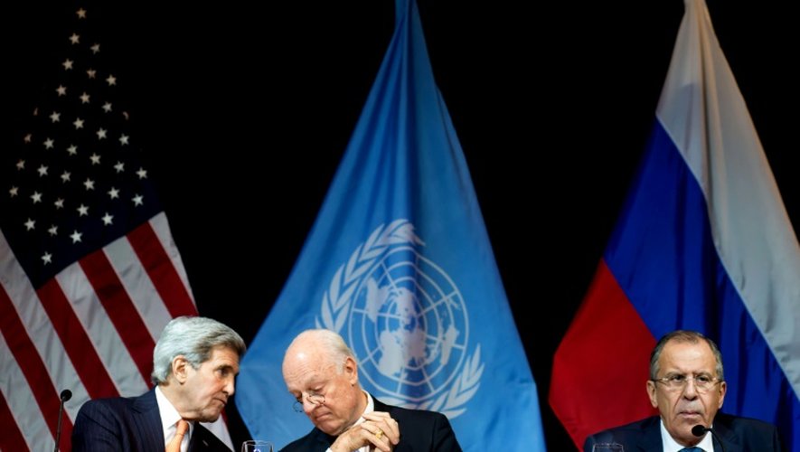 Le secrétaire d'Etat américain John Kerry (g), l'envoyé spécial de l'Onu pour la Syrie Staffan de Mistura (c) et le ministre des Affaires étrangères Sergueï Lavrov à Vienne, le 14 novembre 2015