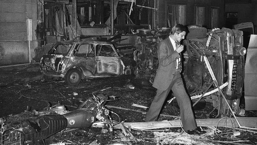 Un inspecteur au milieu des dégats le 3 octobre 1980 après l'attentat contre la synagogue de la rue Copernic à Paris