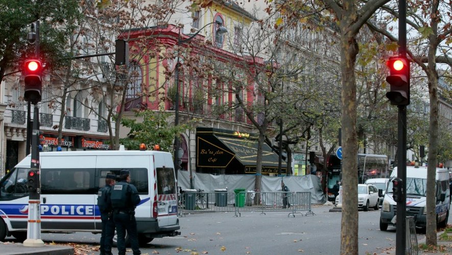 La police en faction devant le Bataclan à Paris après les attentats parisiens, le 14 novembre 2015