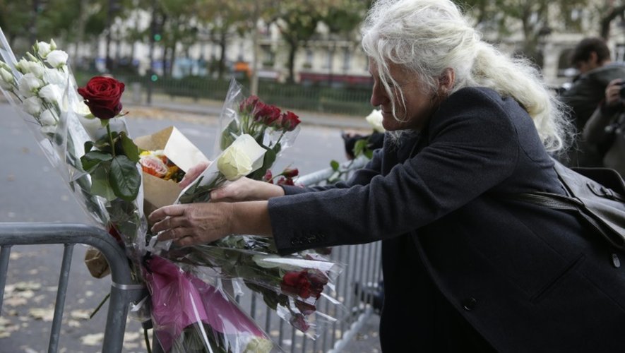 Des fleurs déposées le 14 novembre 2015 devant le Bataclan à Paris