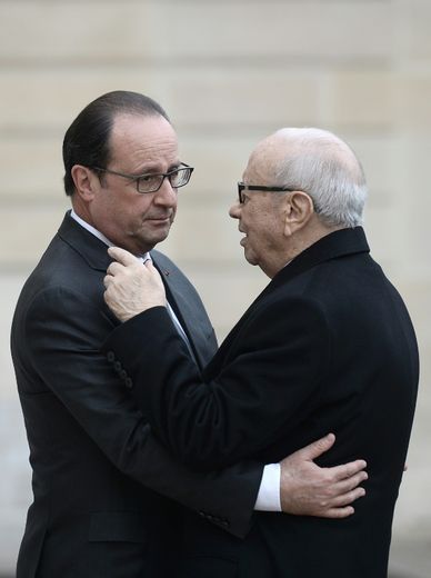Le président français François Hollande (g) et son homologue tunisien Béji Caïd Essebsi à Paris le 14 novembre 2015