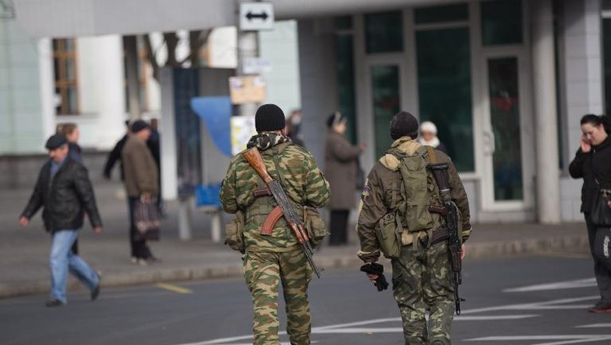 Des miliciens prorusses patrouillent dans le centre de Donetsk, le 12 novembre 2014