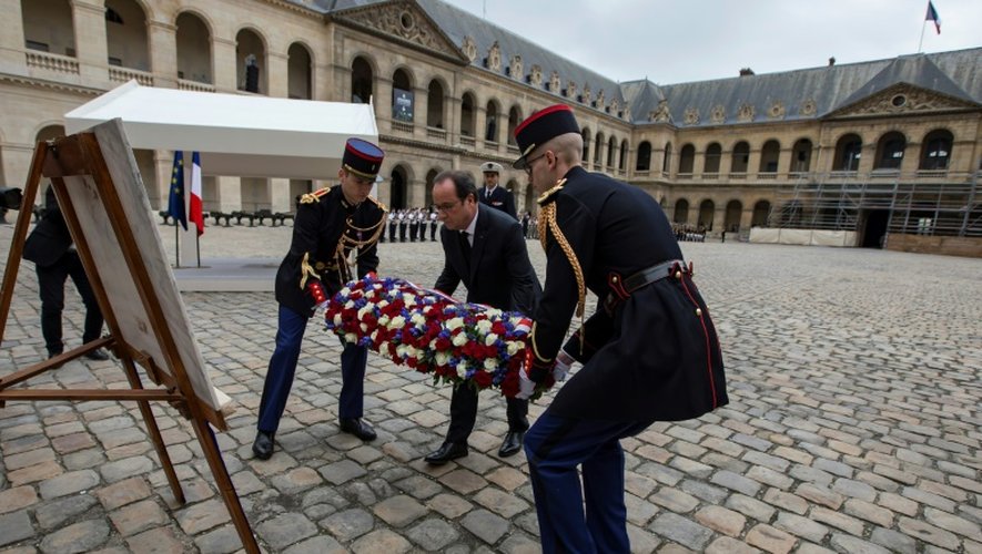 Le président François Hollande lors de la cérémonie d'hommage aux harkis le 25 septembre 2016 aux  Invalides à Paris