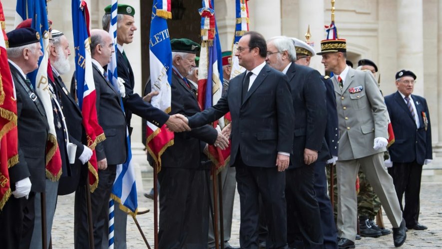 Le président François Hollande avec des associations de vétérans lors de la cérémonie d'hommage aux harkis le 25 septembre 2016 aux  Invalides à Paris
