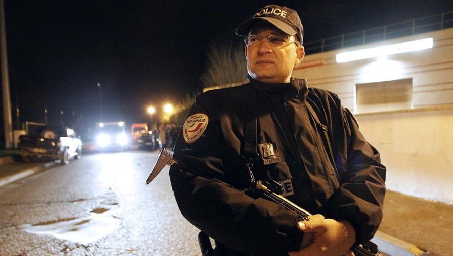Un policier monte la garde le 13 novembre 2014 dans une rue de Montevrain
