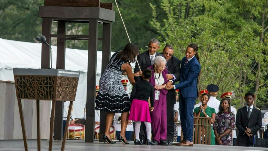 Ruth Odom Bonner entourée de sa famille, du président Obama et de son épouse Michelle lors de l'inauguration du  musée de l'histoire afro-américaine le 24 septembre 2016 à Washington