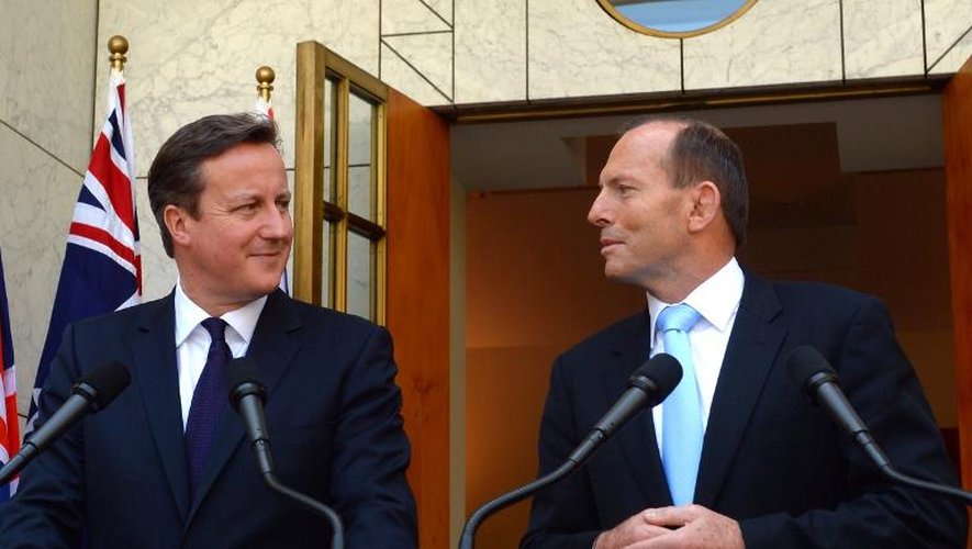 Le Premier ministre britannique David Cameron (g) et son homologue australien Tony Abbott lors d'une conférence de presse à Canberra le 14 novembre 2014