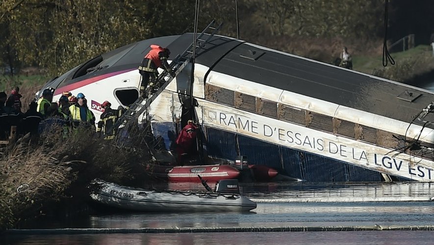 Des équipes de secours sur les lieux d'un accident de TGV, le 15 novembre 2015 à Eckwersheim, près de Strasbourg, en Alsace