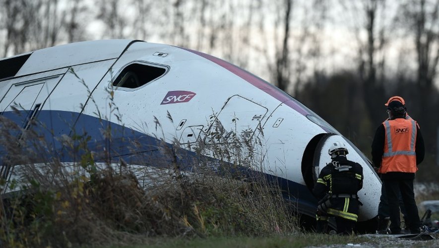 Des secours travaillent sur le lieu de l'accident meurtrier d'un TGV qui a déraillé lors d'un essai à Eckwersheim près de Strasbourg, le 15 novembre 2015
