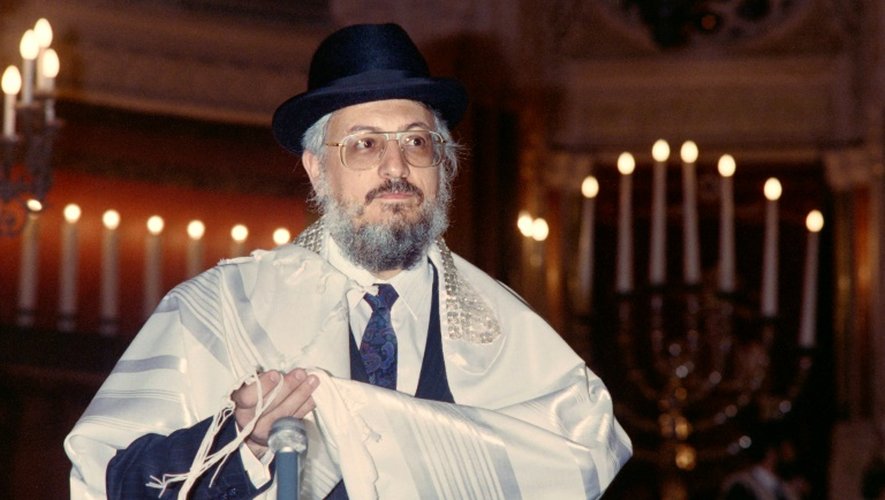 Joseph Sitruk, le 8 juin 1988, lors de son investiture comme grand rabbin de France à la Grande Synagogue de la Victoire, à Paris